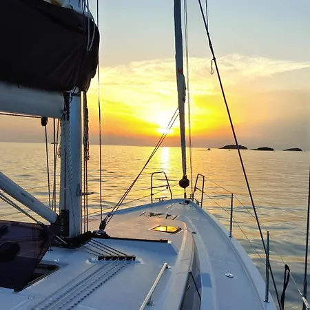 Botel Bavaria C42