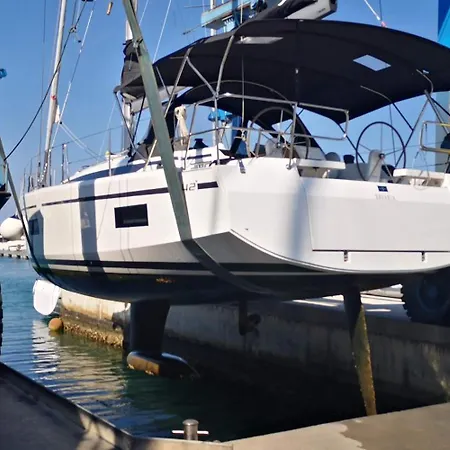 Bavaria C42 *